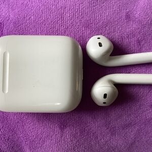 Apple White Wireless Earbuds with Charging Case